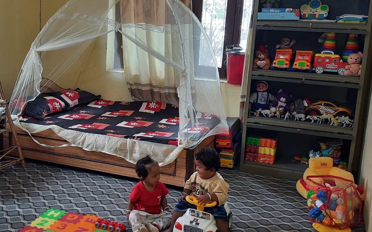 कर्णाली प्रदेशको आर्थिक मामिला मन्त्रालयमा सञ्चालित आरामकक्षमा खेलिरहेका कर्मचारीका बच्चाबच्ची। तस्बिर : दिपकजंग शाही/सेतोपाटी